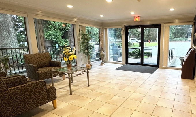 Newton Hotel | Discover Canadian Inn: Family-Friendly with Spa & Breakfast