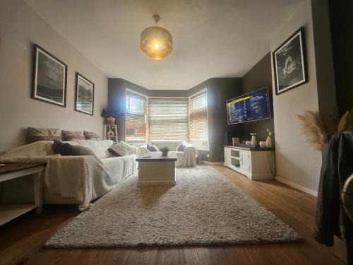 Amsterdam West Apartment | Canal Apartment & garden in West 10 mins from town