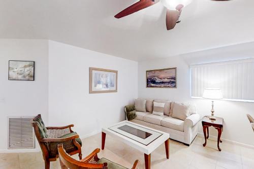 Sebring House | Canal Carnival: Family and Pet-Friendly Getaway