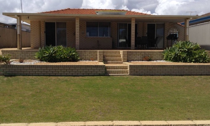 South Yunderup House | Canal Cottage: Family-Friendly Retreat with Pool & Kitchen