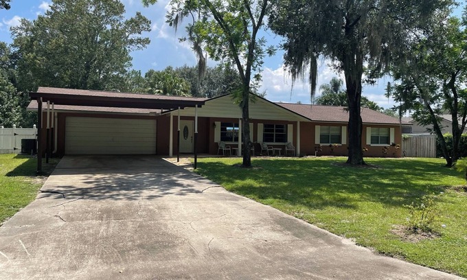 Tavares House | Charming Canal Front Pool Home at Dora Chain of Lakes
