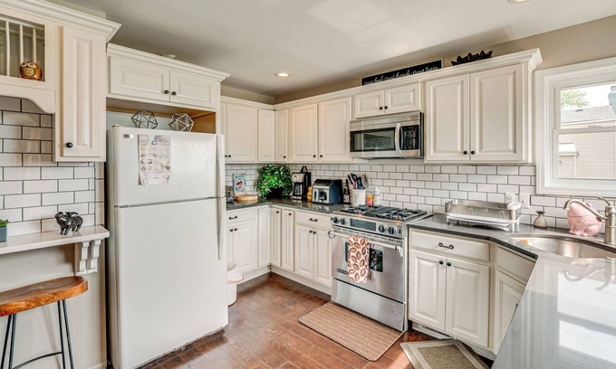 St. Clair Shores Cottage | Canal-front St Clair Shores Home: 2 Mi to Dtwn