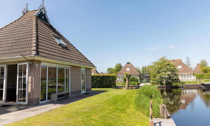 Eernewoude House | Cozy Bungalow in Nature with Kitchen & Breakfast Included