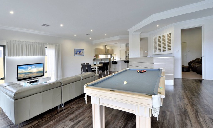 Wannanup House | Canal Sunset: Pool Table, WIFI & Cinema Room Awaits!