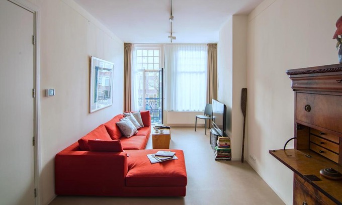 Jordaan Apartment | Canal View Apartment in Jordaan - Family-Friendly Retreat