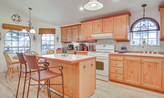 Port Isabel Cottage | Idyllic Canal-Front Cottage in Port Isabel, 5 Mi to Beach