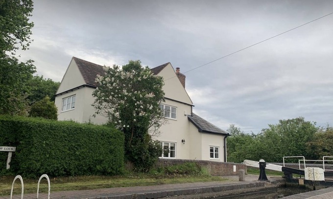 Himley Cottage | Experience Canalside Lock House: Ocean Views & Breakfast