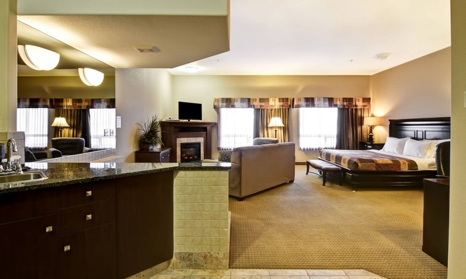 Camrose Hotel | Discover Canalta Camrose: Rated 9.2 with Pool & Spa