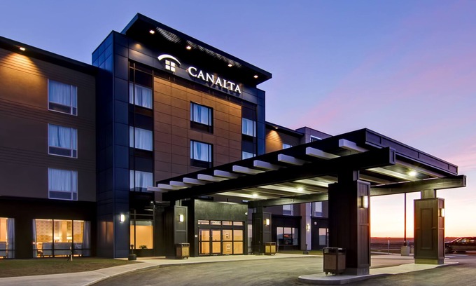 Kindersley Hotel | Top-Rated Canalta Kindersley: Pool, Spa & Family-Friendly
