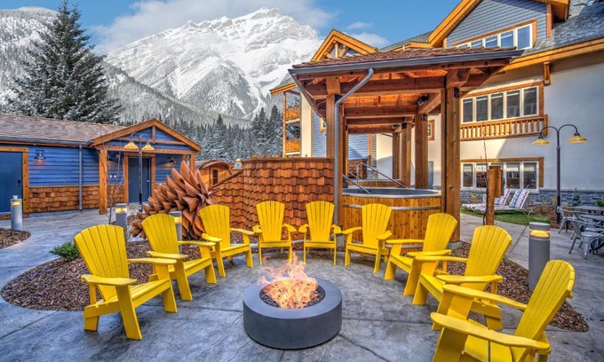 Banff Hotel | Discover Canalta Lodge: Pet-Friendly Hotel with Hot Tub