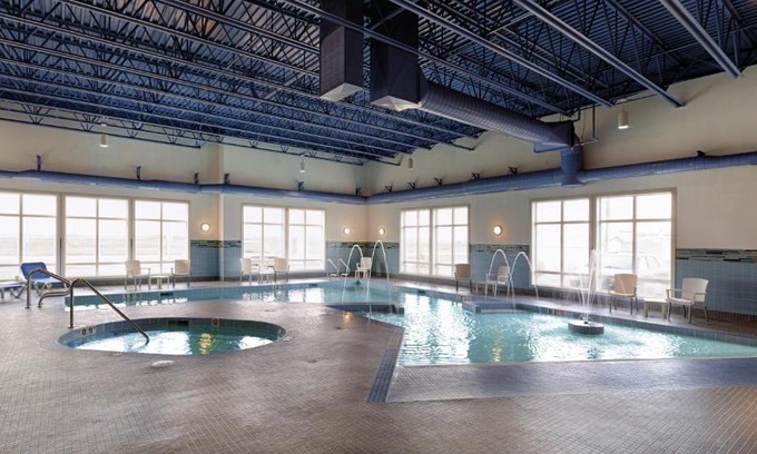 Selkirk Hotel | Explore Canalta Selkirk: Pet-Friendly Retreat with Pool