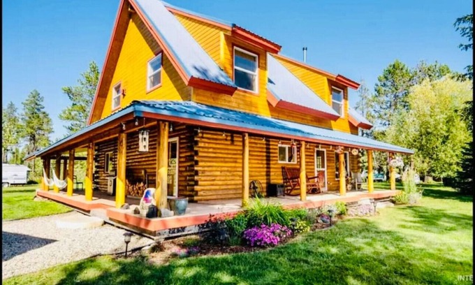 Donnelly Cabin | Inviting Log Cabin in Donnelly with Hot Tub & Game Room