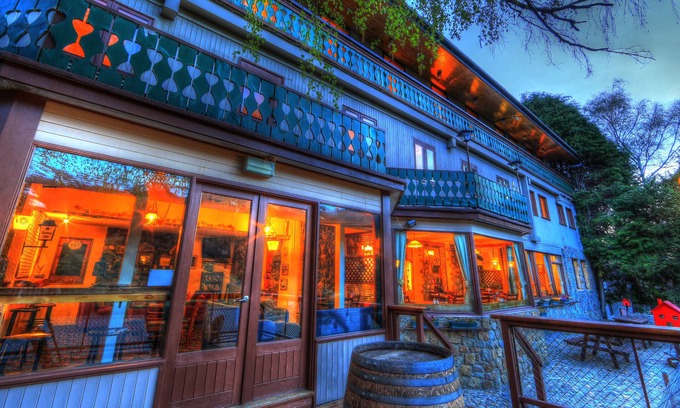 Thredbo House | Cozy Candlelight Lodge: Spa, Restaurant & Family Amenities