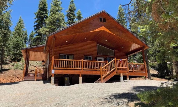 Duck Creek Village Cabin | Rustic Candlelight Cabins: Pet-Friendly Retreat with a 10/10 Rating
