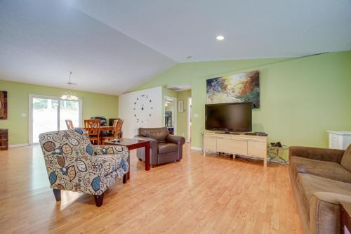 Candler House | Inviting Candler Home: Deck, Hike, Bike & Relax in Nature
