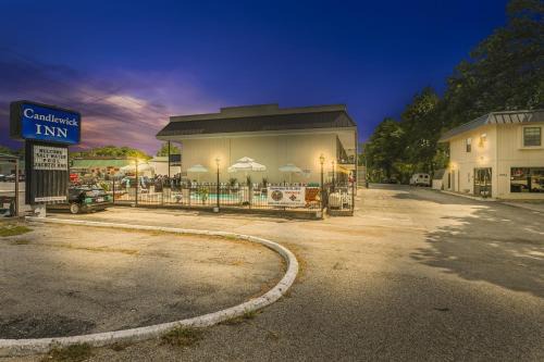 Eureka Springs Hotel | Oceanfront Candlewick Inn and Suites with Pool Access