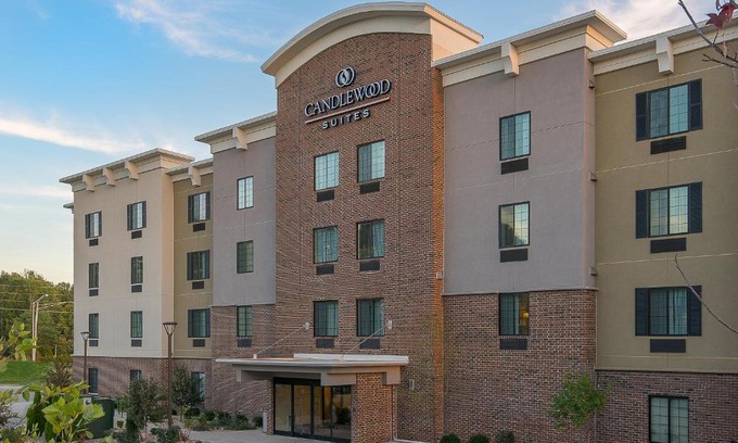 Bloomington Hotel | Comfortable Candlewood Suites Bloomington with Kitchen & Pool