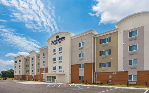 Oak Grove Hotel | Pet-Friendly Candlewood Suites Fort Campbell with Pool & Breakfast