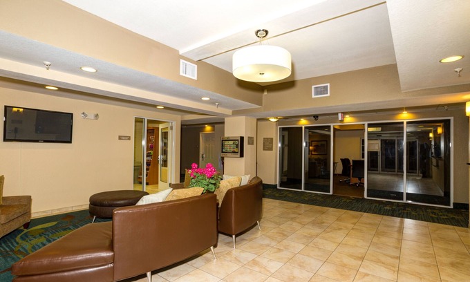 Fort Myers Hotel | Comfortable Candlewood Suites Ft Myers I-75 with Great Amenities