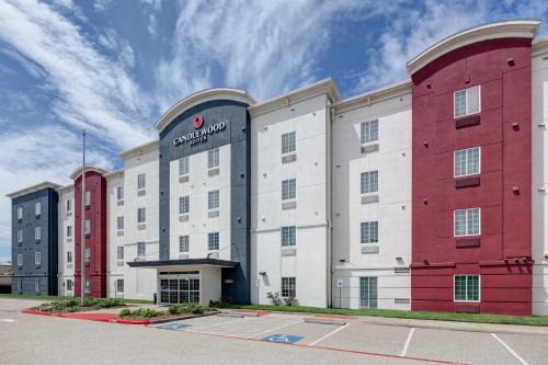 North Shore Hotel | Comfortable Candlewood Suites Houston with Great Amenities