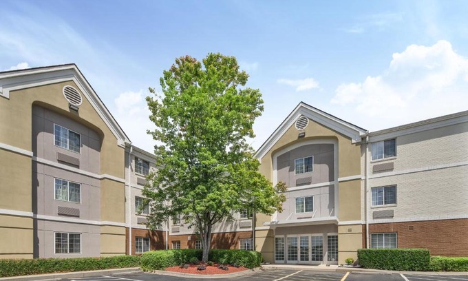 Huntersville Hotel | Comfortable Candlewood Suites Huntersville Near Lake Norman