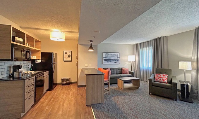 Indianapolis Hotel | Modern Candlewood Suites Indianapolis Downtown Medical District