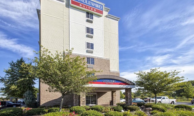 Wayne Hotel | Pet-Friendly Candlewood Suites Indianapolis Airport Awaits