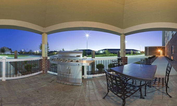 Lafayette Hotel | Cozy Candlewood Suites Lafayette: Pool, Breakfast & More!