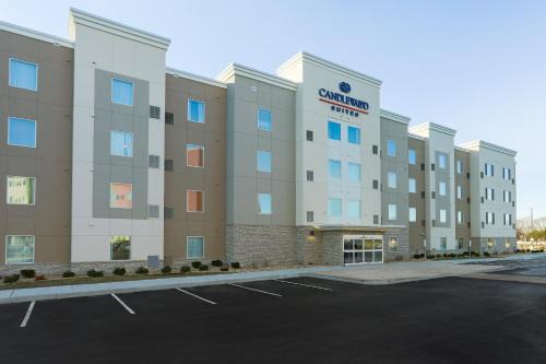 Lenexa Hotel | Family-Friendly Candlewood Suites Lenexa with Kitchen Amenities