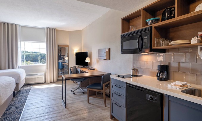 Lakeview Hotel | Comfortable Candlewood Suites Manassas with Great Amenities