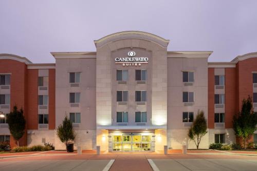 Manhattan Hotel | Convenient Candlewood Suites Manhattan: Pet & Child Friendly