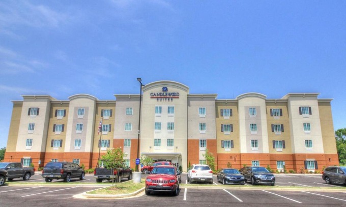 Ellendale Hotel | Comfortable Candlewood Suites - Memphis East with Great Amenities