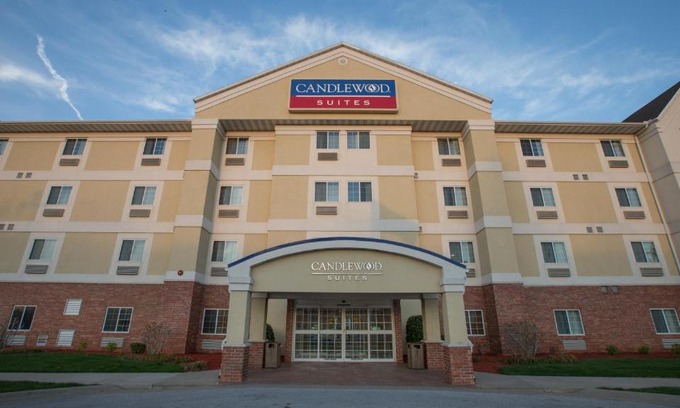 Springfield Hotel | Comfortable Candlewood Suites Springfield: Family & Pet Friendly