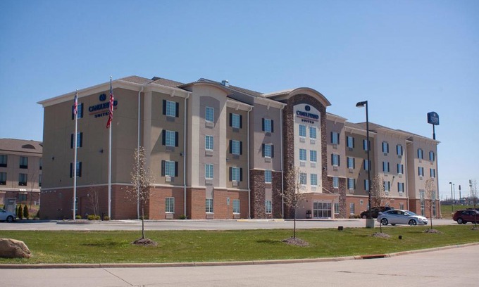 Austintown Hotel | Pet-Friendly Candlewood Suites Youngstown W with Pool & Hot Tub
