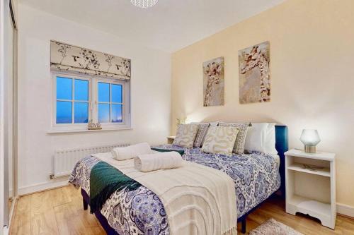Ebbsfleet Valley Apartment | Pet-Friendly Candy Dene, Inviting Top Floor Apartment