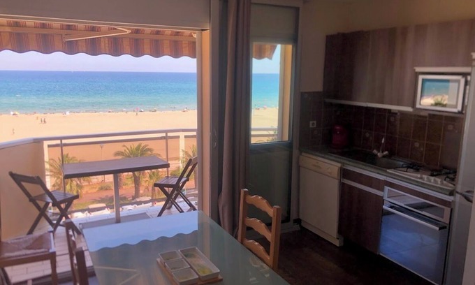 Canet-Plage Apartment | Canet-Plage,T2 face mer, 46m2,traversant, parking couvert, Clim mobile, wifi.
