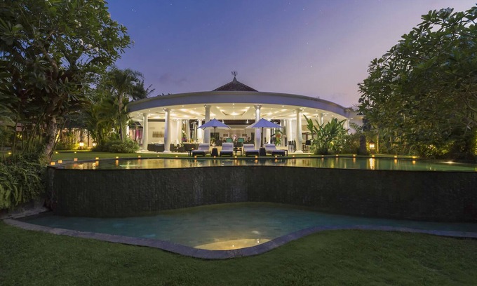 Munggu Villa | Exquisite Bali Retreat: Riverfront Estate with Pool Access