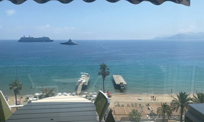 Le Suquet Apartment | Sea View Retreat: Cannes 3-Room Stay with Top Amenities