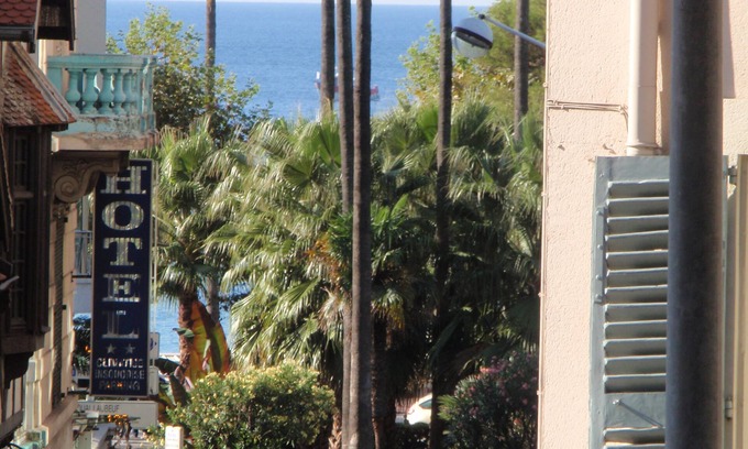 Le Suquet Apartment | Beachside Retreat: Sea View, Private Parking & 10/10 Rating
