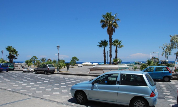 Canneto Apartment | Relax at Canneto Beach: Pet-Friendly with Ocean Views
