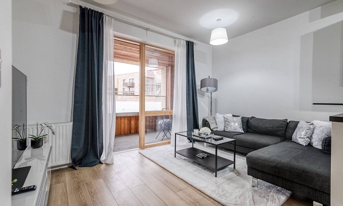Canning Town Apartment | Relax at Canning Town Pied-à-Terre with Spa & Kitchen Access
