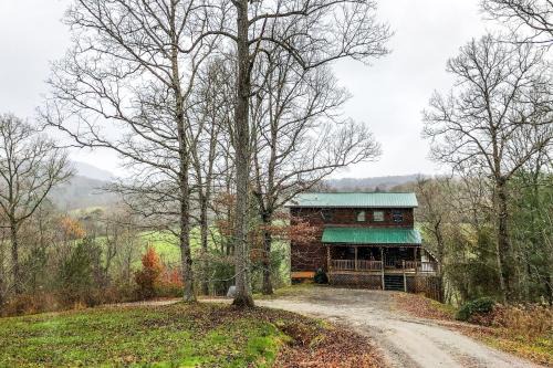 Murphy House | Discover Canoe Creek Cabin with Hot Tub & Child-Friendly Fun
