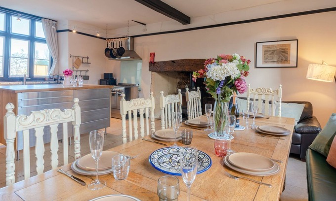 Wotton-under-Edge Cottage | Pet-Friendly Retreat at Canons Court Lodge in Wotton-Under-Edge