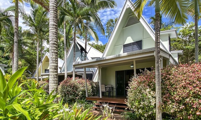 Nelly Bay Ski Chalet | Experience Canopy Chalet 10: Oceanfront Oasis in Nelly Bay
