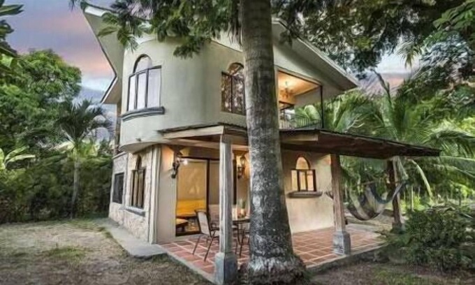 Cabuya Apartment | Inviting Canopy Haven: 1BR with Jungle Views & Balconies