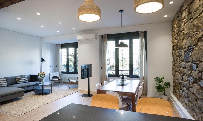 Gros Apartment | Exceptional Cantabric Plaza - Family-Friendly Iberorent Apartments