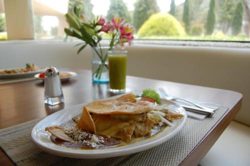 Atlacomulco Hotel | Explore Cantalagua Inn: Family-Friendly with Hot Tub Access