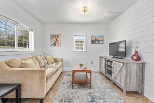 East Cesar Chavez House | Pet and Child Friendly Canterbury Cottage - 4 Star Comfort