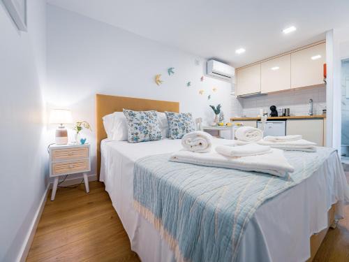 Ponte de Lima House | Relax at Cantinho d'Azenha: Oceanfront with Pool & Hot Tub