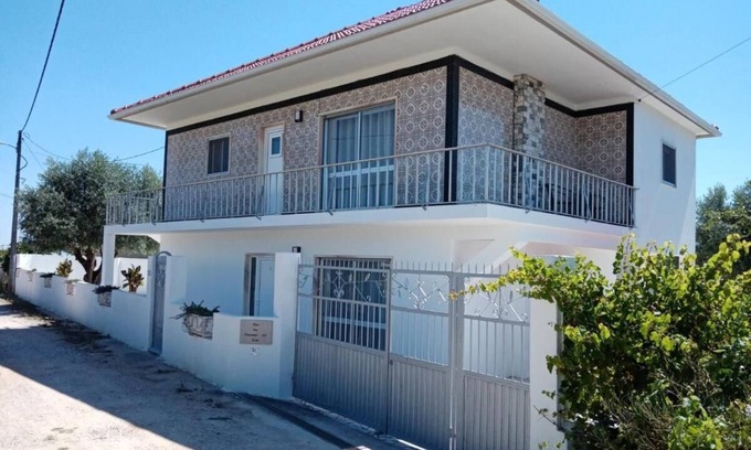 Santa Maria dos Olivais House | Unforgettable Retreat at Cantinho da Ana: Pet Friendly & Spa